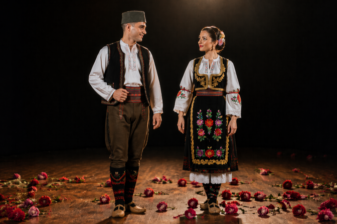 folklor par scena srpski folklor narodne nošnje ples ruže pozornica tradicionalni kostimi