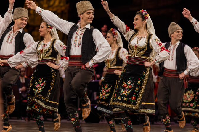 folklorni ansambl srpski folklor ples narodne nošnje igrači tradicionalni ples scena
